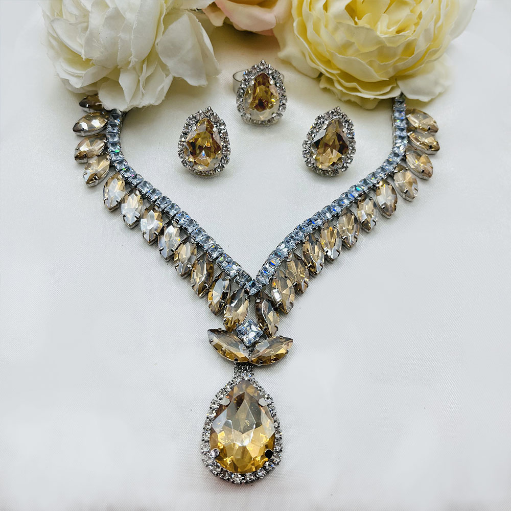 Hiraola's Product Image